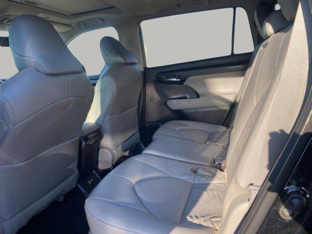 Photo of 2023 Midnight Black Metallic Toyota Highlander