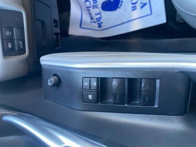 Photo of 2023 Midnight Black Metallic Toyota Highlander