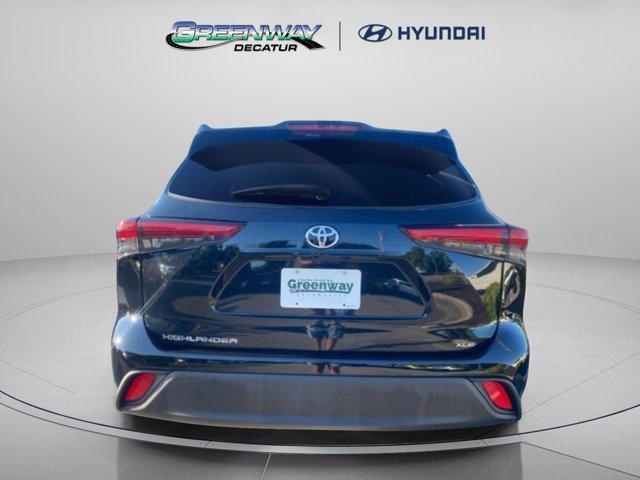Photo of 2023 Midnight Black Metallic Toyota Highlander