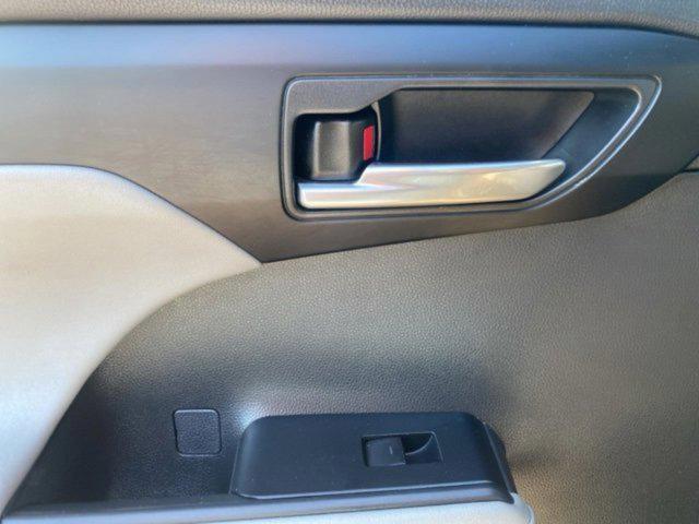 Photo of 2023 Midnight Black Metallic Toyota Highlander