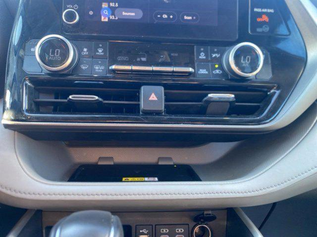 Photo of 2023 Midnight Black Metallic Toyota Highlander