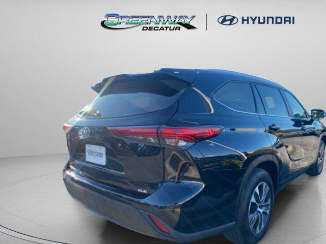Photo of 2023 Midnight Black Metallic Toyota Highlander