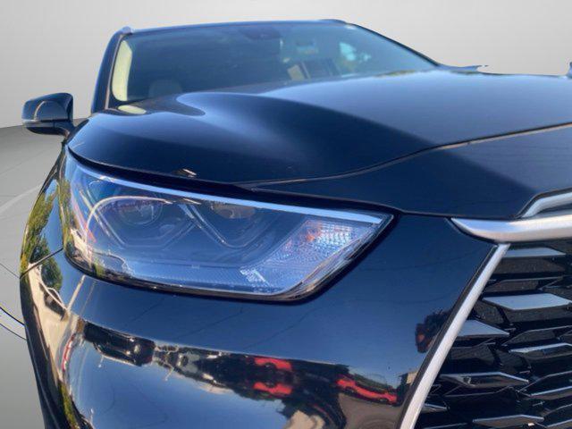 Photo of 2023 Midnight Black Metallic Toyota Highlander