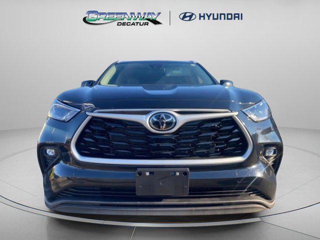 Photo of 2023 Midnight Black Metallic Toyota Highlander