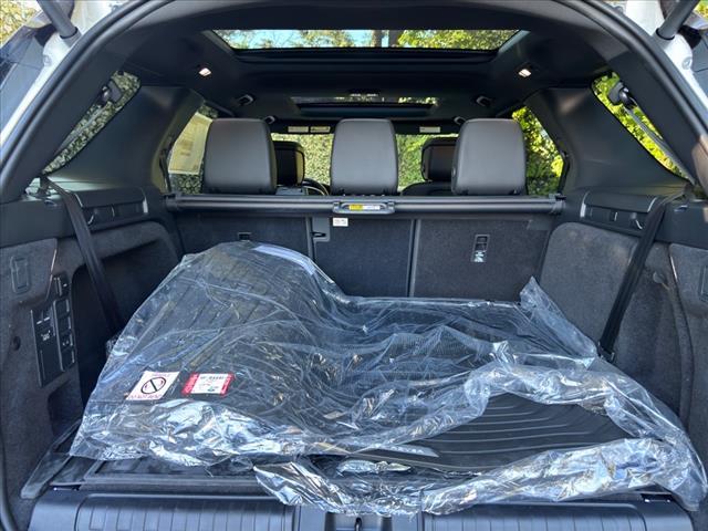 Photo of 2025 Fuji White Land Rover Discovery