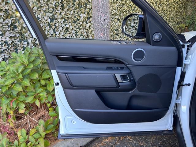 Photo of 2025 Fuji White Land Rover Discovery