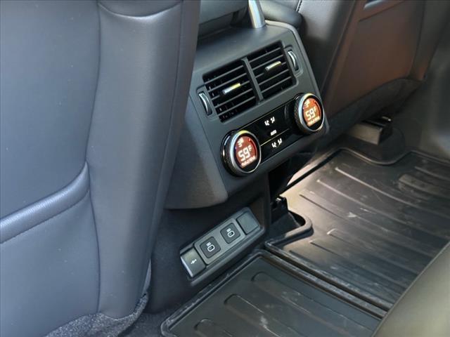 Photo of 2025 Fuji White Land Rover Discovery