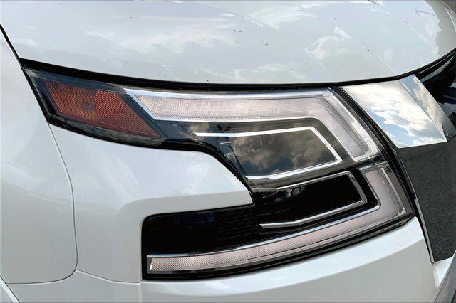 Photo of 2024 Aspen White Tricoat Nissan Armada