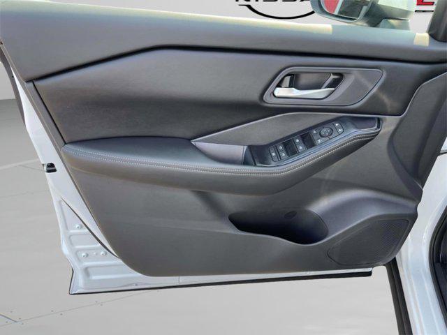 Photo of 2026 Everest White Pearl Tricoat Nissan Rogue