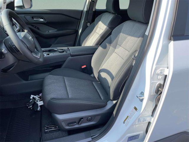 Photo of 2026 Everest White Pearl Tricoat Nissan Rogue