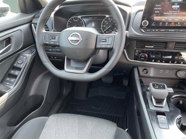 Photo of 2026 Everest White Pearl Tricoat Nissan Rogue