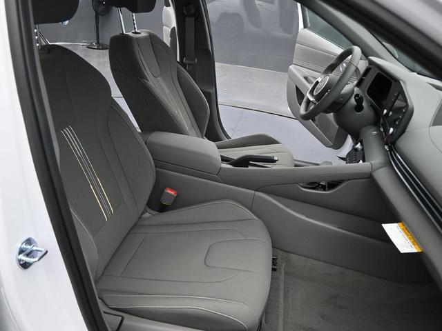 Photo of 2025 White Hyundai ELANTRA