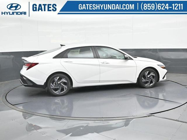 Photo of 2025 White Hyundai ELANTRA