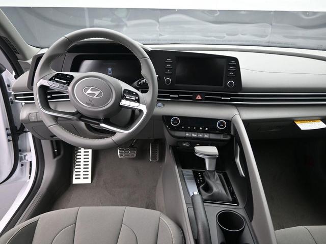 Photo of 2025 White Hyundai ELANTRA