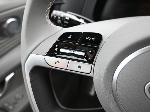 Photo of 2025 White Hyundai ELANTRA