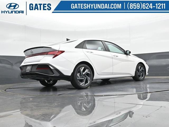 Photo of 2025 White Hyundai ELANTRA