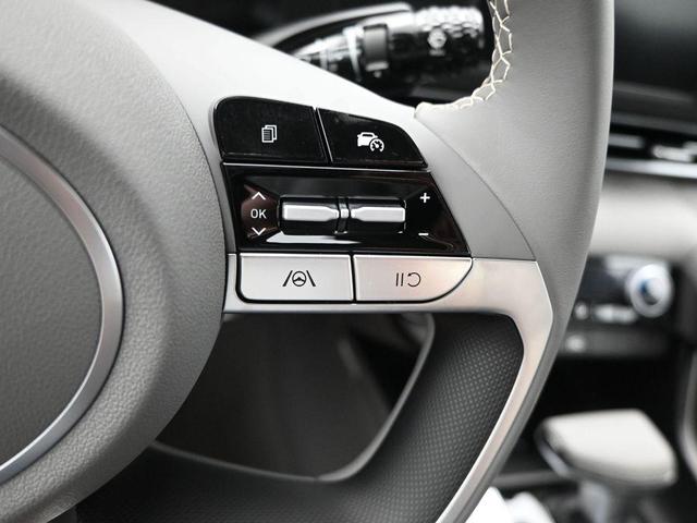 Photo of 2025 White Hyundai ELANTRA