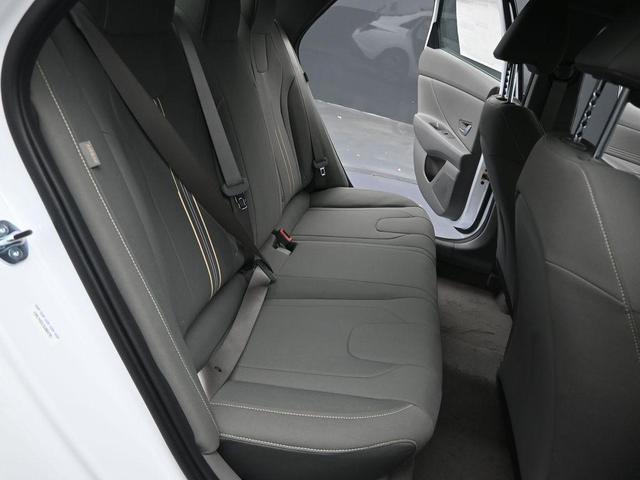 Photo of 2025 White Hyundai ELANTRA