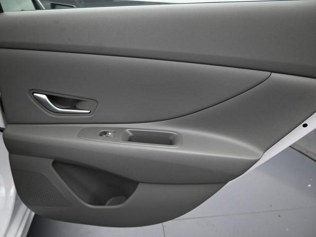 Photo of 2025 White Hyundai ELANTRA
