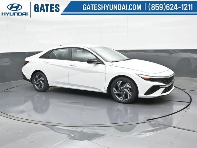 Photo of 2025 White Hyundai ELANTRA