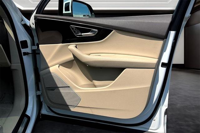 Photo of 2019 White Audi Q7