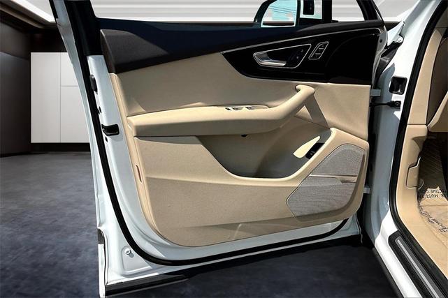 Photo of 2019 White Audi Q7