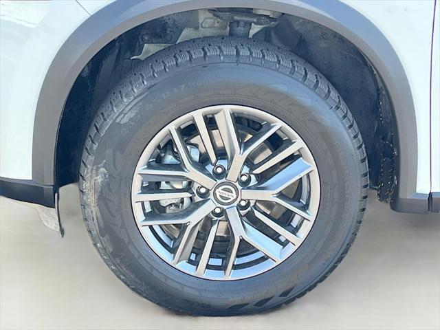 Photo of 2021 Glacier White Nissan Rogue