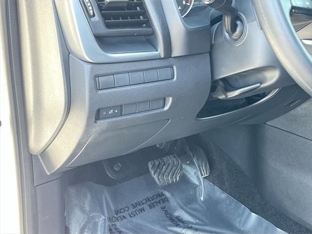 Photo of 2021 Glacier White Nissan Rogue