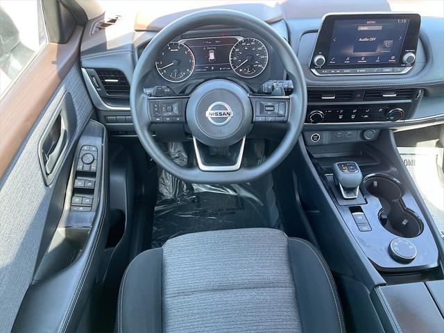 Photo of 2021 Glacier White Nissan Rogue