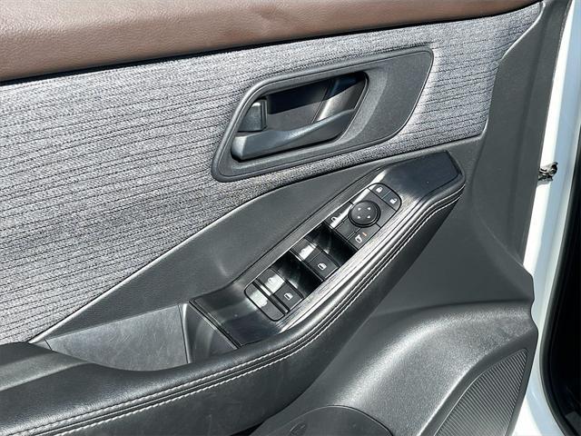 Photo of 2021 Glacier White Nissan Rogue