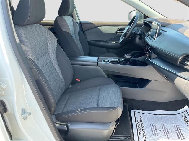 Photo of 2021 Glacier White Nissan Rogue