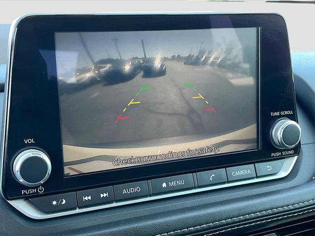 Photo of 2021 Glacier White Nissan Rogue