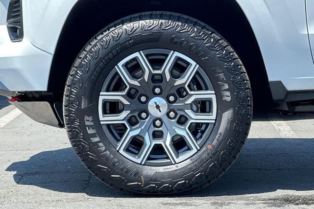 Photo of 2025 Summit White Chevrolet Colorado