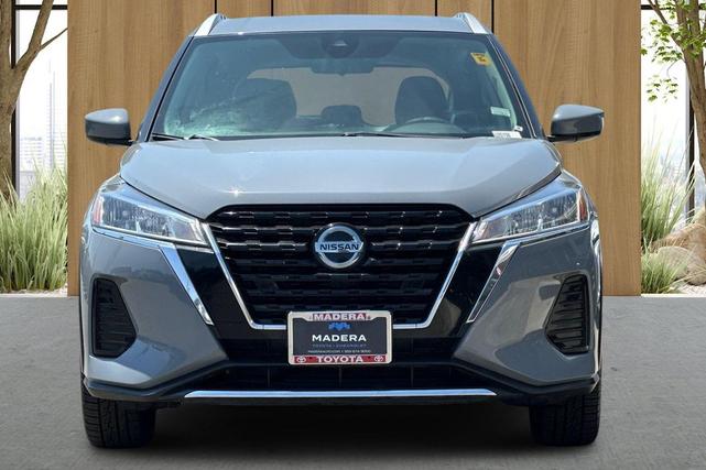 Photo of 2021 Boulder Gray Pearl Nissan Kicks