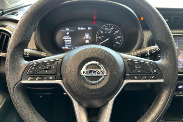 Photo of 2021 Boulder Gray Pearl Nissan Kicks