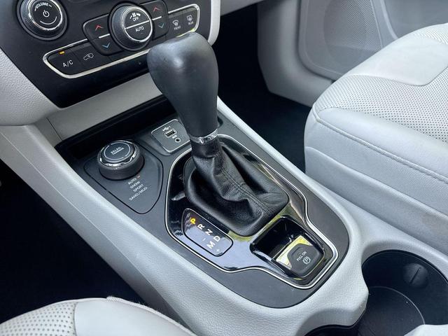 Photo of 2020 Diamond Black Crystal Pearlcoat Jeep Cherokee