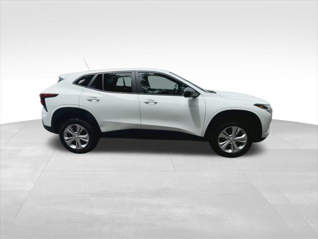 Photo of 2024 Summit White Chevrolet Trax