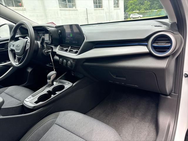 Photo of 2024 Summit White Chevrolet Trax