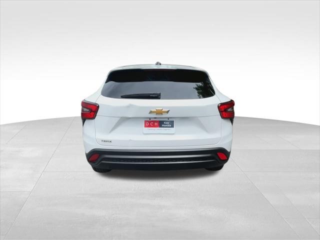 Photo of 2024 Summit White Chevrolet Trax