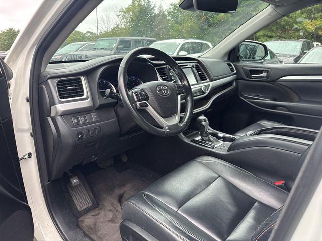 Photo of 2018 Blizzard Pearl Toyota Highlander