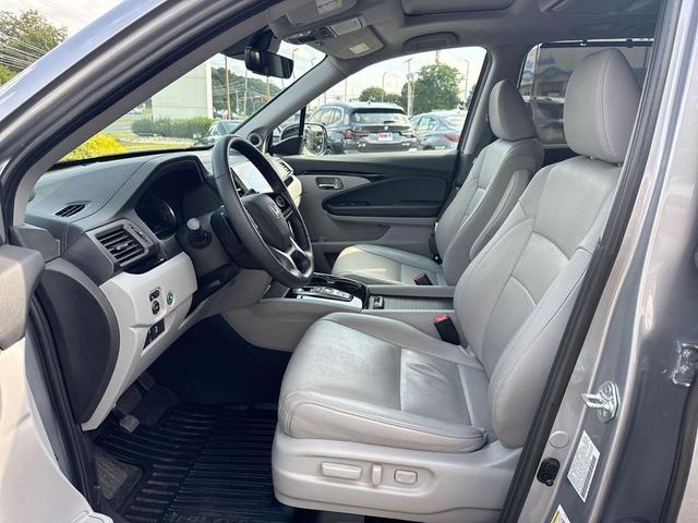 Photo of 2022 Lunar Silver Metallic Honda Pilot