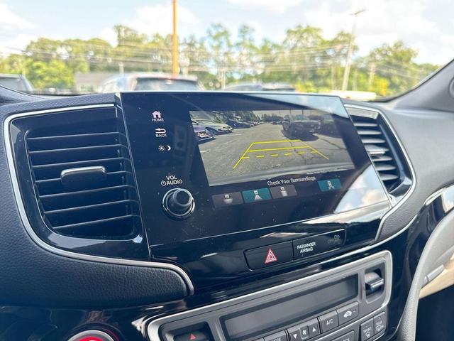 Photo of 2022 Lunar Silver Metallic Honda Pilot