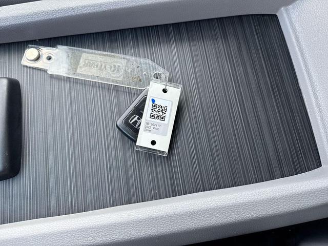 Photo of 2022 Lunar Silver Metallic Honda Pilot
