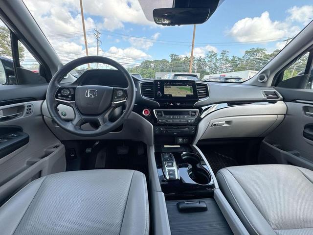 Photo of 2022 Lunar Silver Metallic Honda Pilot
