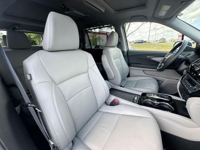 Photo of 2022 Lunar Silver Metallic Honda Pilot