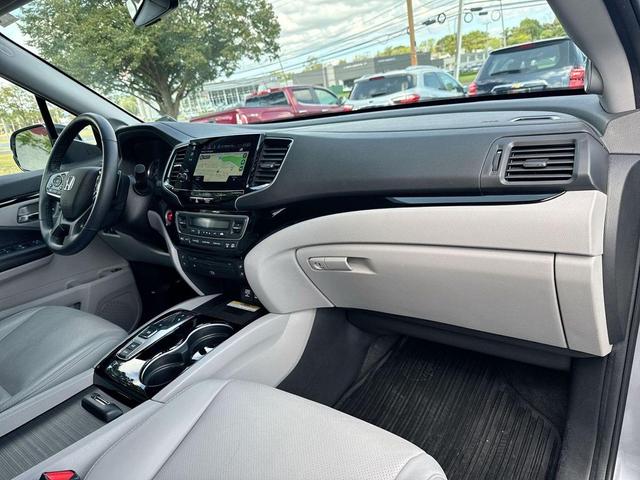 Photo of 2022 Lunar Silver Metallic Honda Pilot