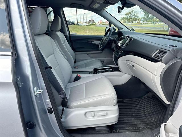 Photo of 2022 Lunar Silver Metallic Honda Pilot
