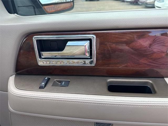 Photo of 2014 Ingot Silver Lincoln Navigator