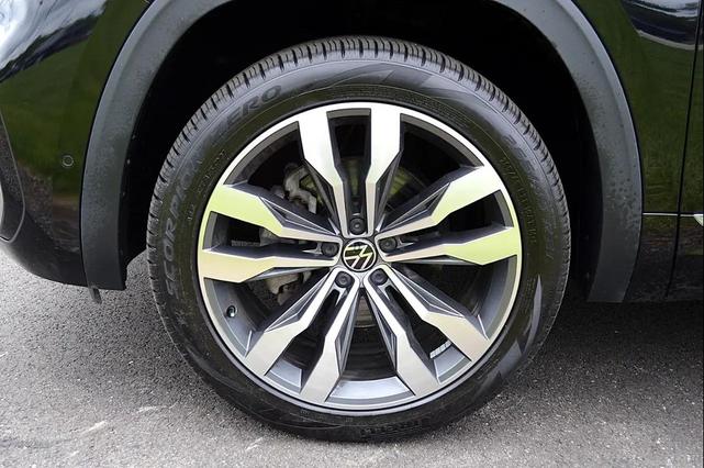 Photo of 2023 Deep Black Pearl Volkswagen Atlas
