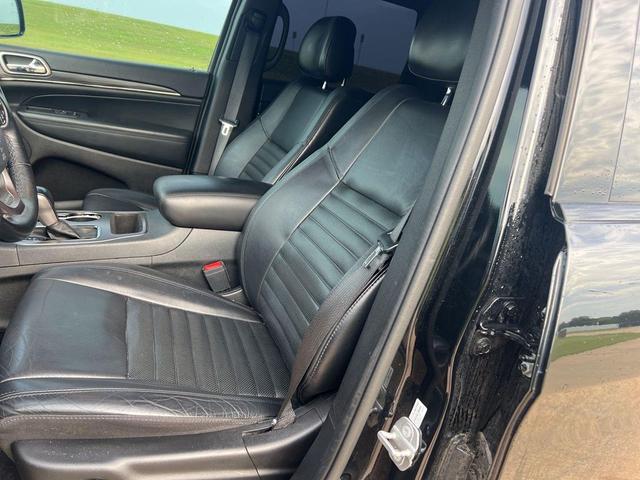Photo of 2020 Diamond Black Crystal Pearlcoat Jeep Grand Cherokee